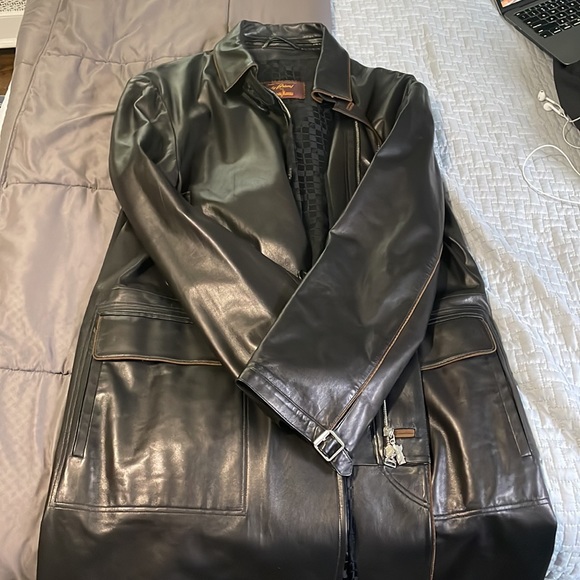 This is a dark brown leather jacket. Armpit...22
Shoulder...20
Length...41 - Picture 2 of 9